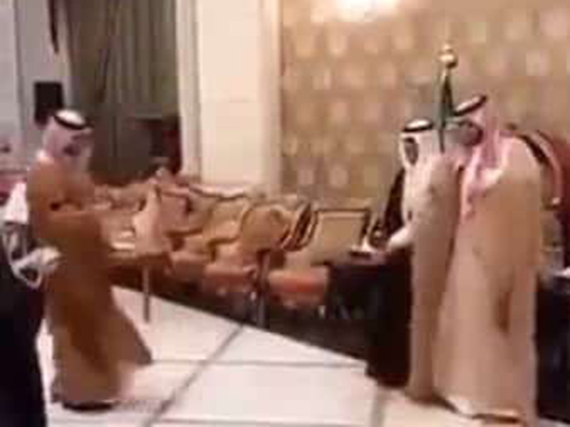 اضغط لمشاهدة الفيديو: شاب خليجي يتعرض لموقفٍ محرج خلال حضوره حفل زفاف